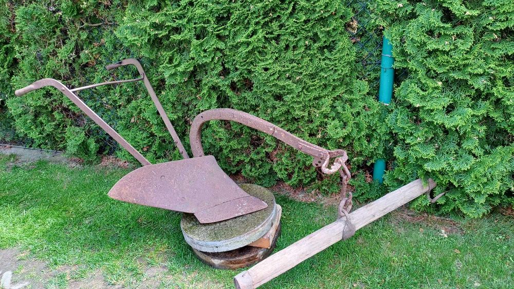 Zabytkowy pług jednoskibowy