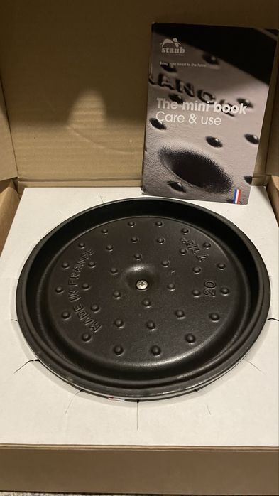 Tacho em ferro, marca STAUB, cinza claro, 20 cm.