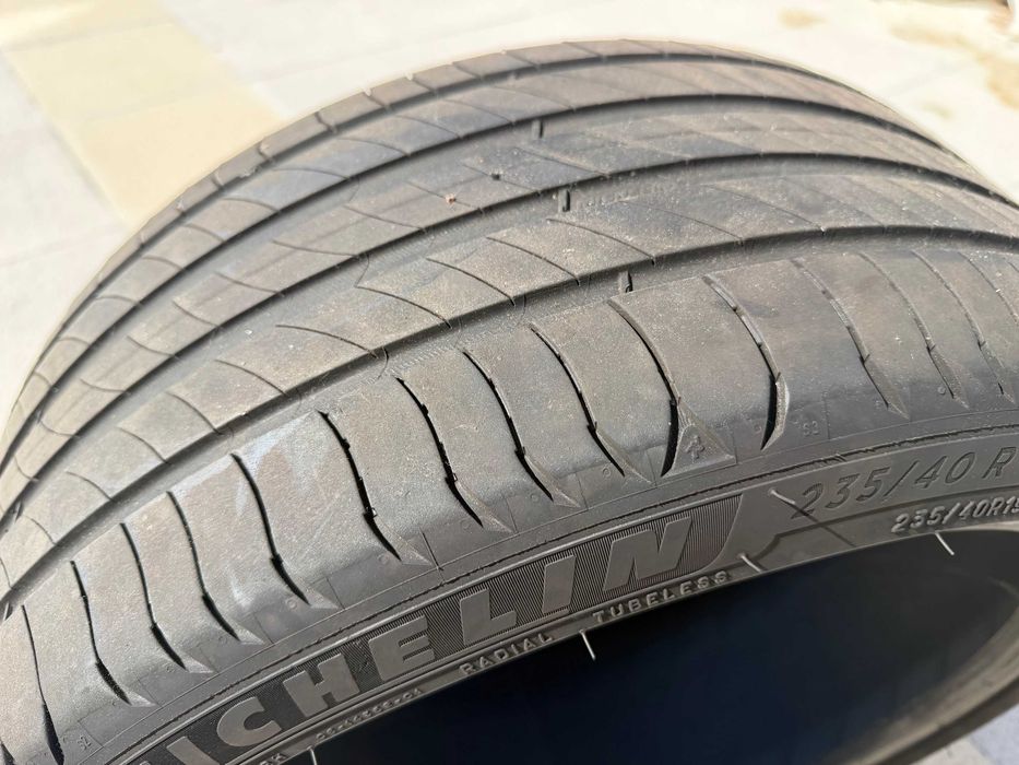 Pneu Michelin 235/40 R19