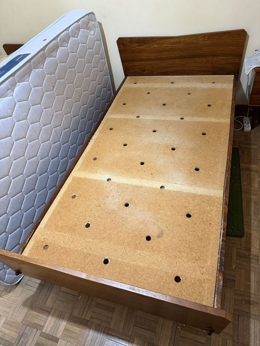 Cama de madeira maciça com colchão ortopédico