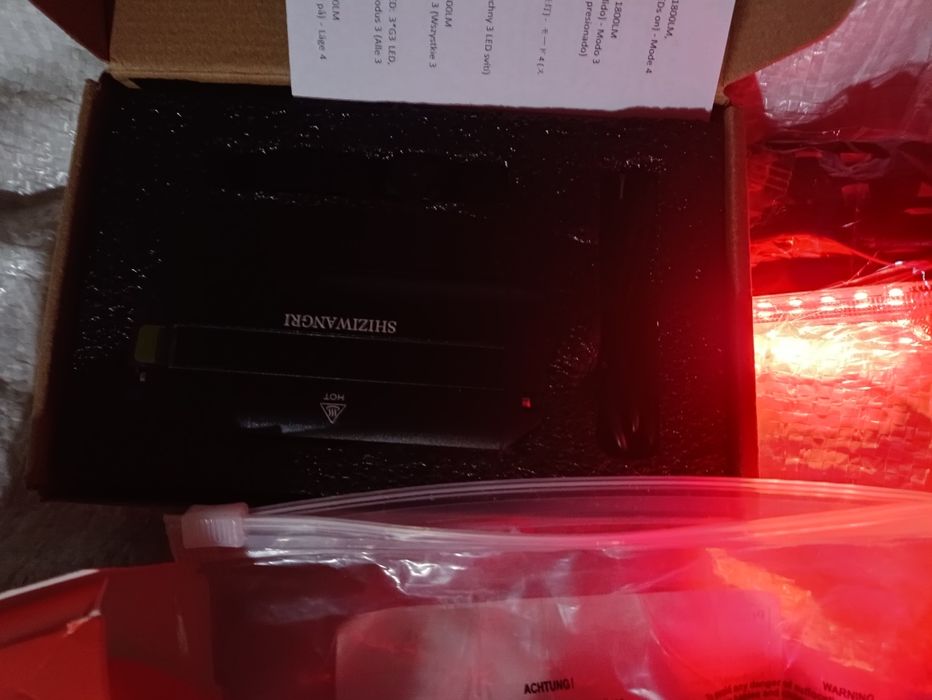 Задние стопы акамуляторные.и передний металлический мощный фонарь.ново