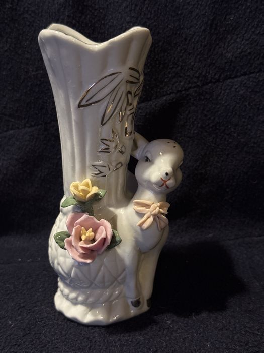 Porcelanowy wazonik z sarenką i różami