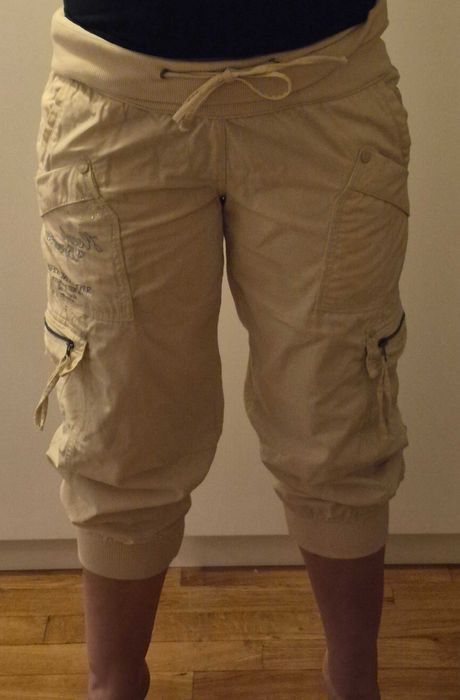 Bershka, 2 Bermudas verde caqui e bege