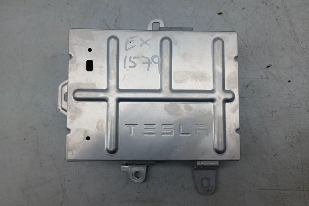 Amplificador de colunas TESLA Model Y (5YJY)