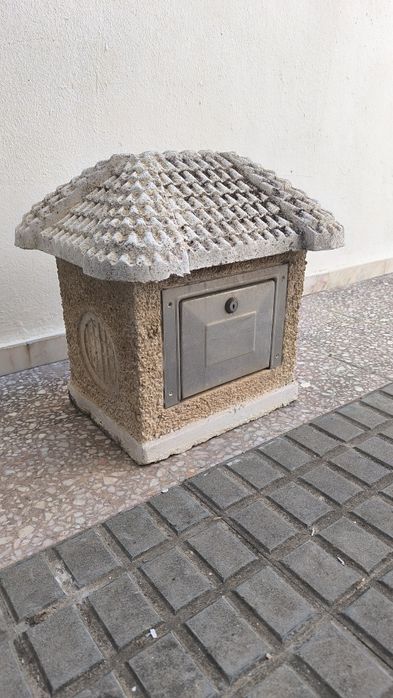 Caixa de correio em pedra