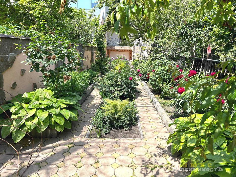 Продаётся отличный трёхэтажный дом в Совиньоне  с  видом на море!