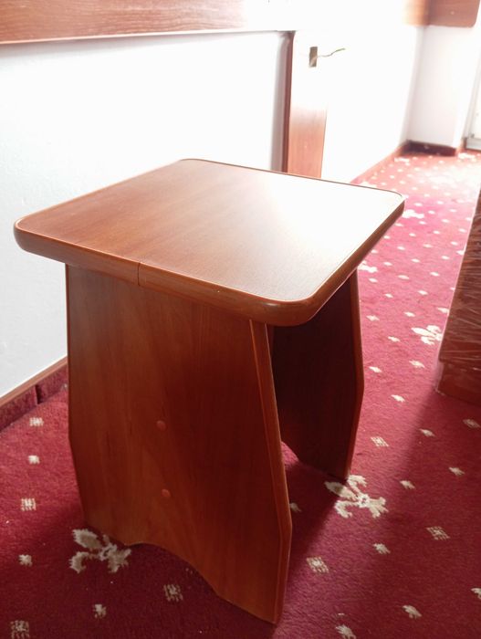 Stylowy drewniany stołek