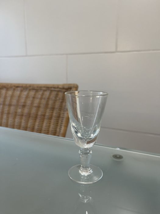 Serviço de copos com desenhos gravados