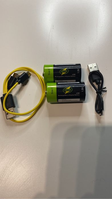 baterii litowo-jonowych typu C z kablami USB do szybkiego ładowania.