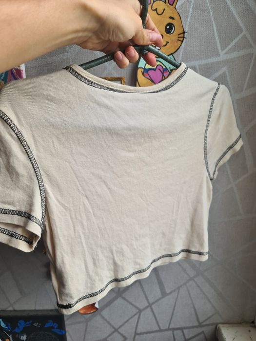 бежевий короткий топ (кроп-топ) від H&M Divided з метеликом