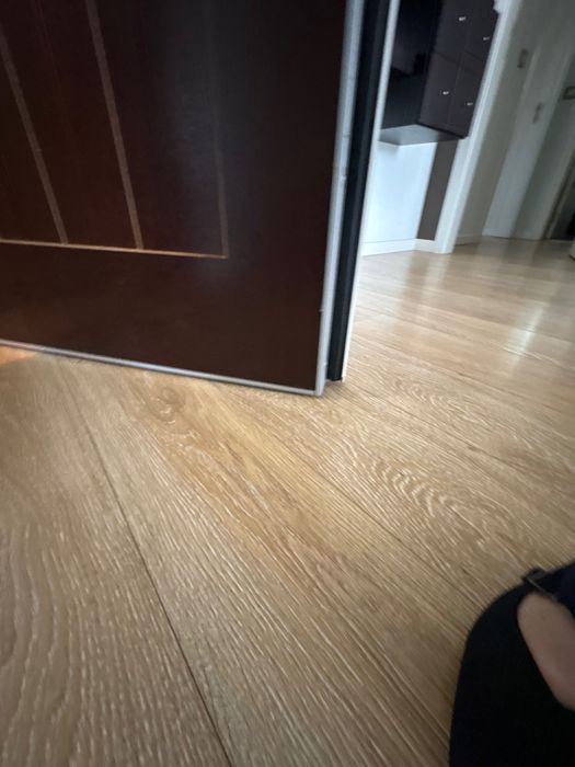 Pavimento 60m2 parquete flutuante da marca Kronotex, Chão usado com rodapé branco