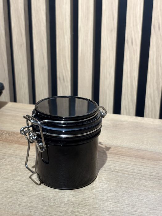 Czarny pojemnik do przechowywania kleju do rzęs