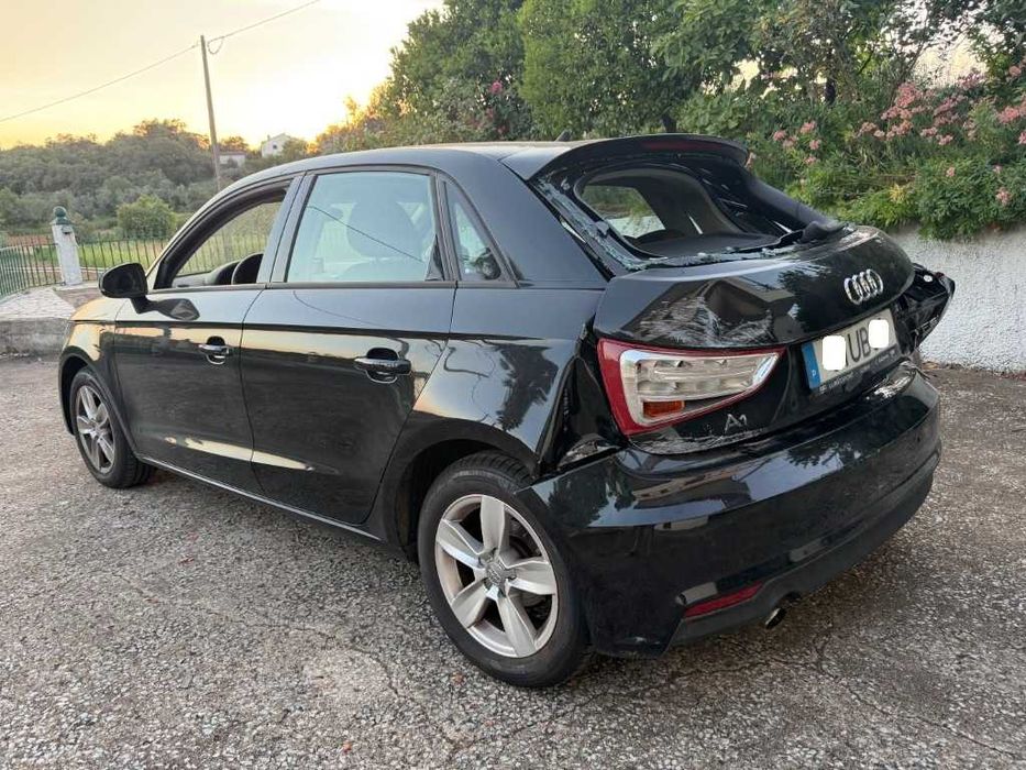 Sinistrado 57601 km Audi A1 Sportback 1.0 TFSI Ultra