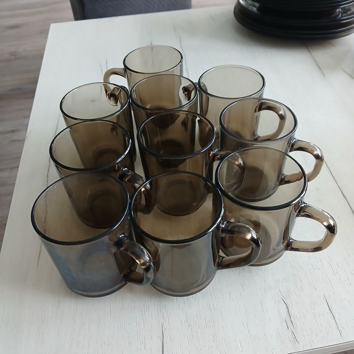 zestaw dymnych kubków szklanych, prawdopodobnie marki Arcoroc.