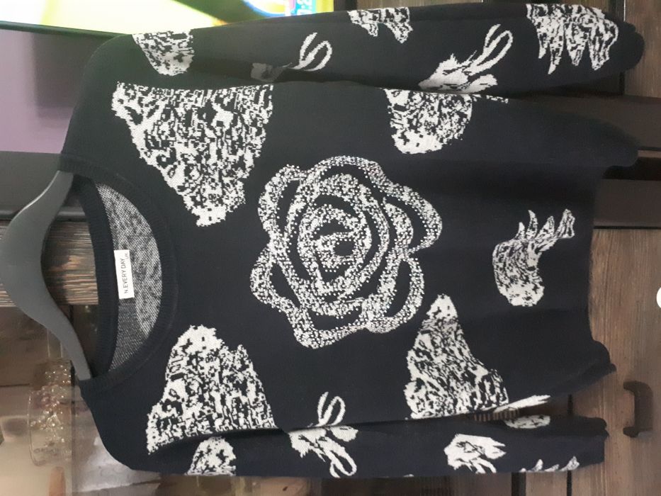 Sweter z motywem róży L/XL
