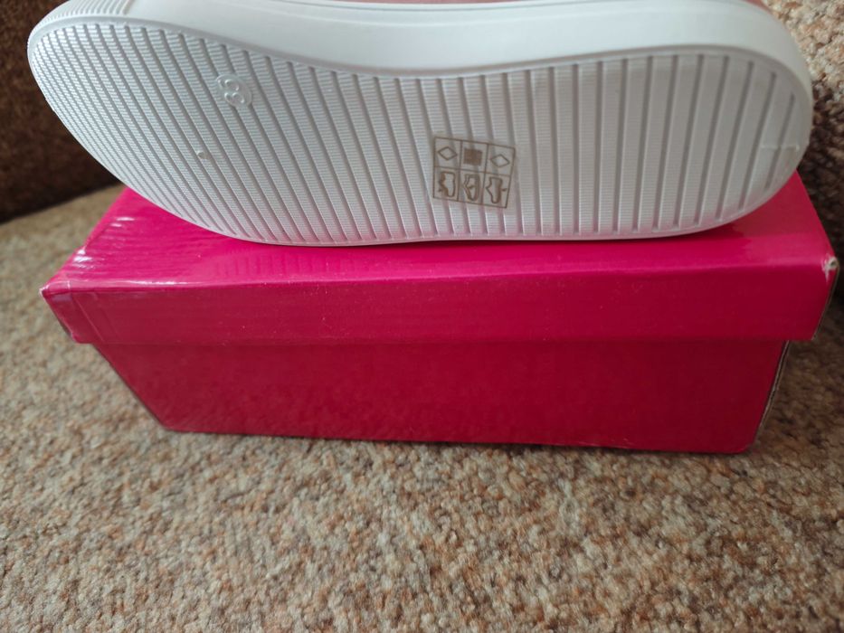 Продам нові кросівки за устілкою 20-21 см