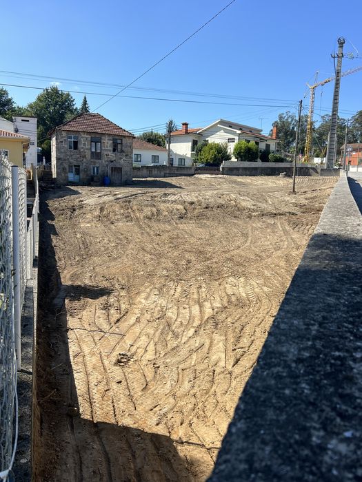 Casa para restauro com 1240 metros de terreno em Penafiel