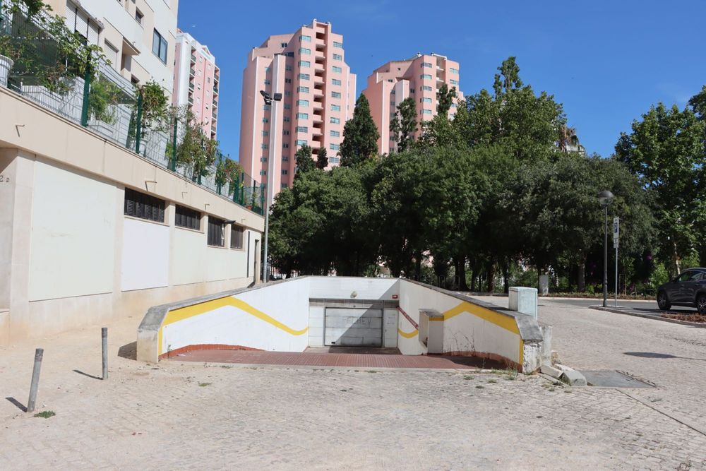Garagem fechada em Miraflores, Algés