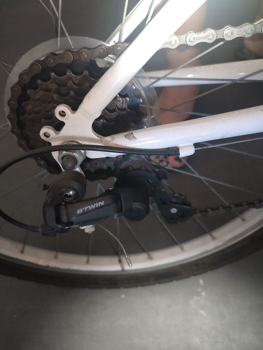 Bicicleta branca Decathlon