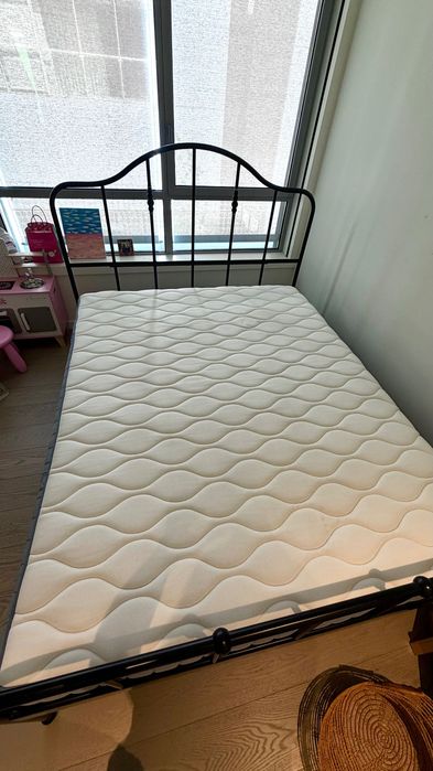 Cama de ferro e colchão da IKEA