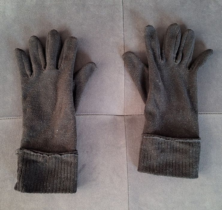 Zestaw zimowy:czapka szalik rękawiczki w kolorze czarnym