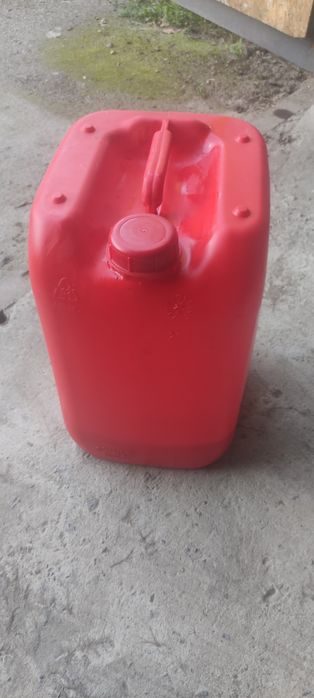 Пластикові каністри