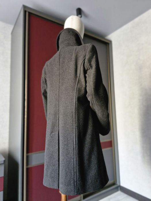 Жіноче пальто Benetton — елегантна класика, яка завжди в моді.