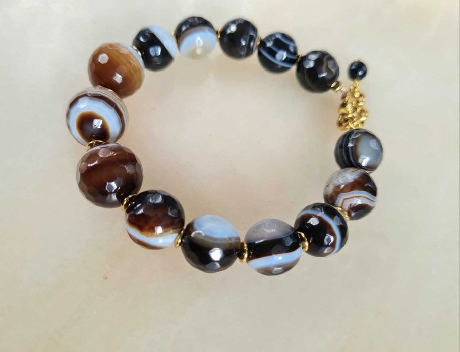 Pulseira feita de ágata facetada natural e hematita dourada