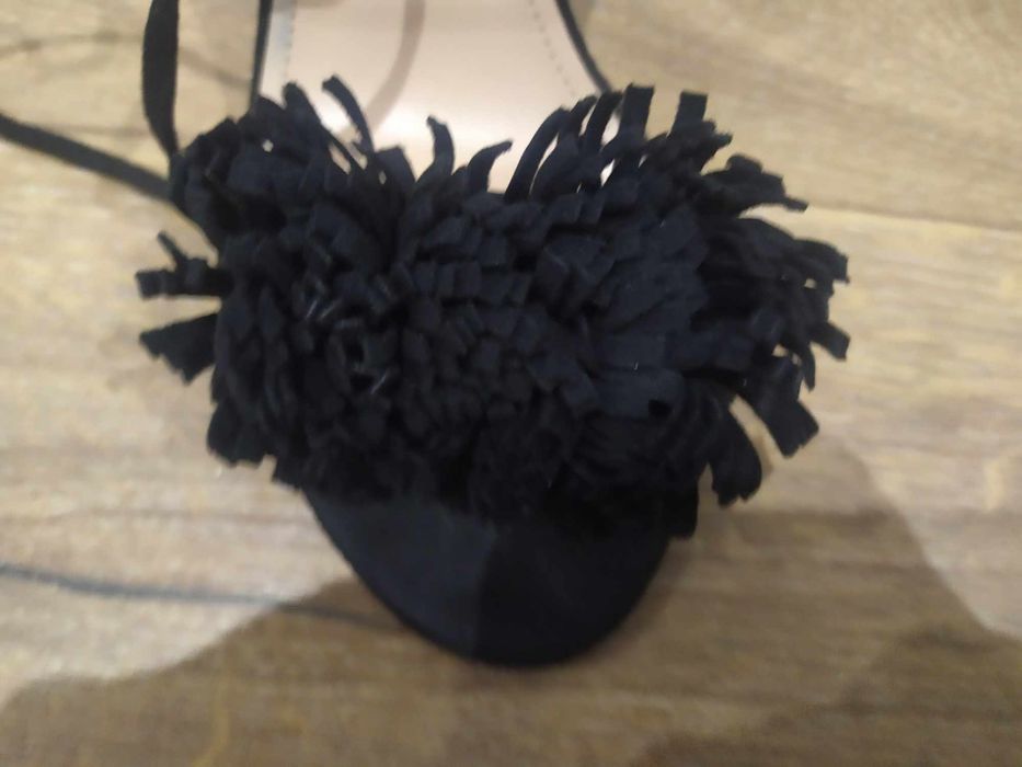 Czarne buty na obcasie