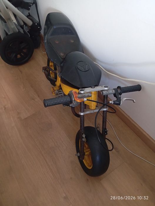 Mini moto usada e a precisar de manutenção.