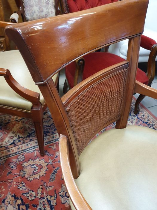 Cztery krzesła z podłokietnikami