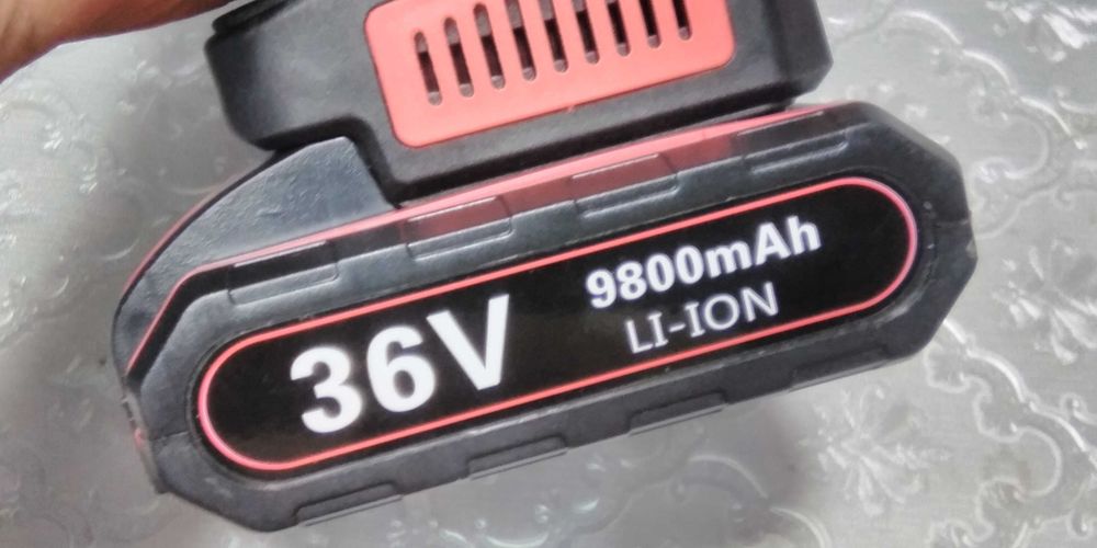 Tesoura de poda com 2 bateria, nova na caixa.