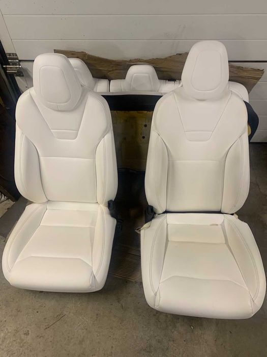 Сидіння tesla model Y та model S