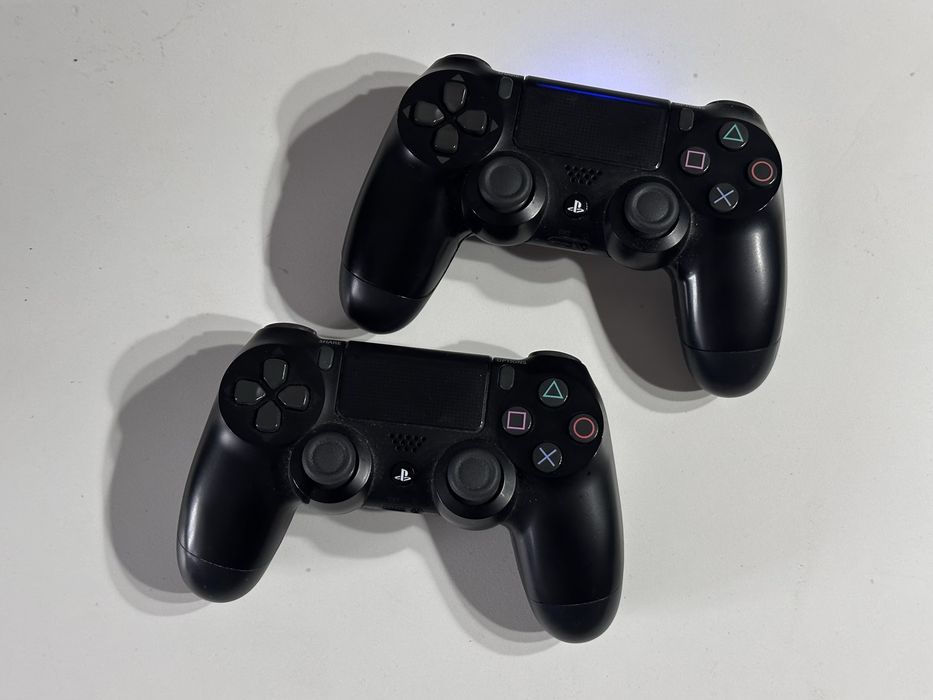Sony PlayStation 4 PRO + 2 pady