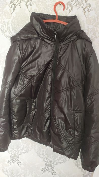 Жіноча куртка з капюшоном