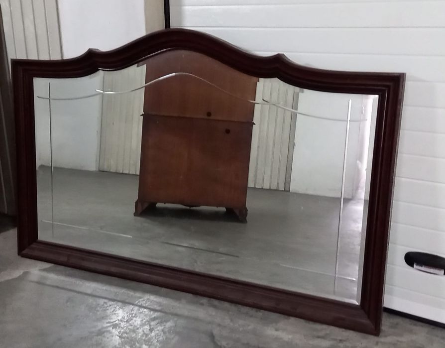 Móvel de sala em Mogno com espelho.