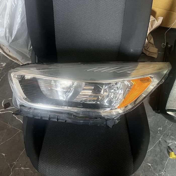 Фара Ford Escape правая