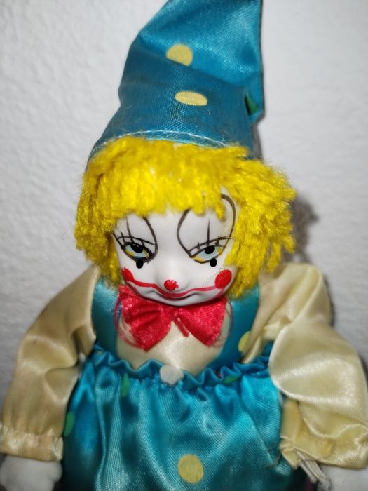 Palhaço com cara, mãos e pés em porcelana