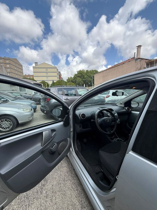 TOYOTA  2011 impecável
