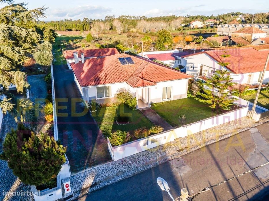 Moradia c/ garagem, forno, Churrasqueira - 5000 m2 de terreno com f...