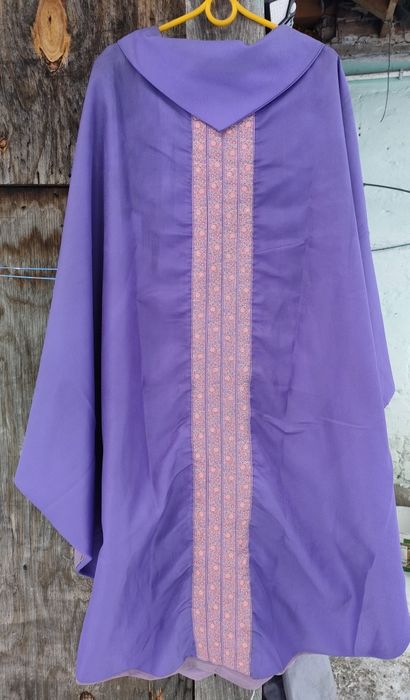 Fioletowy Ornat z psem