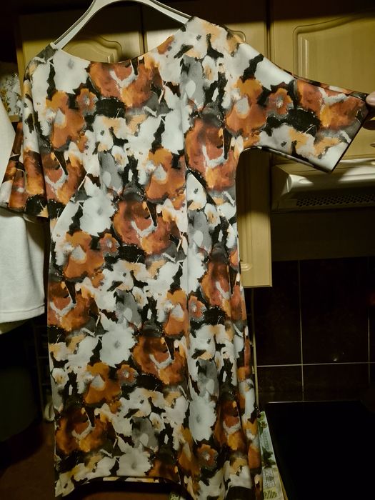 Śliczna sukienka z jesiennym motywem  lekko dopasowana - rozm. 42/44