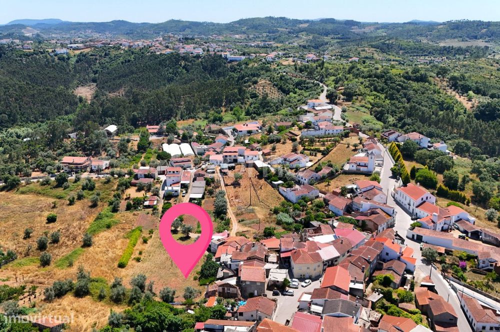Moradia em ruínas com terreno