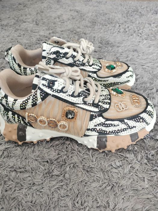 Vende-se tenis novos para mulher