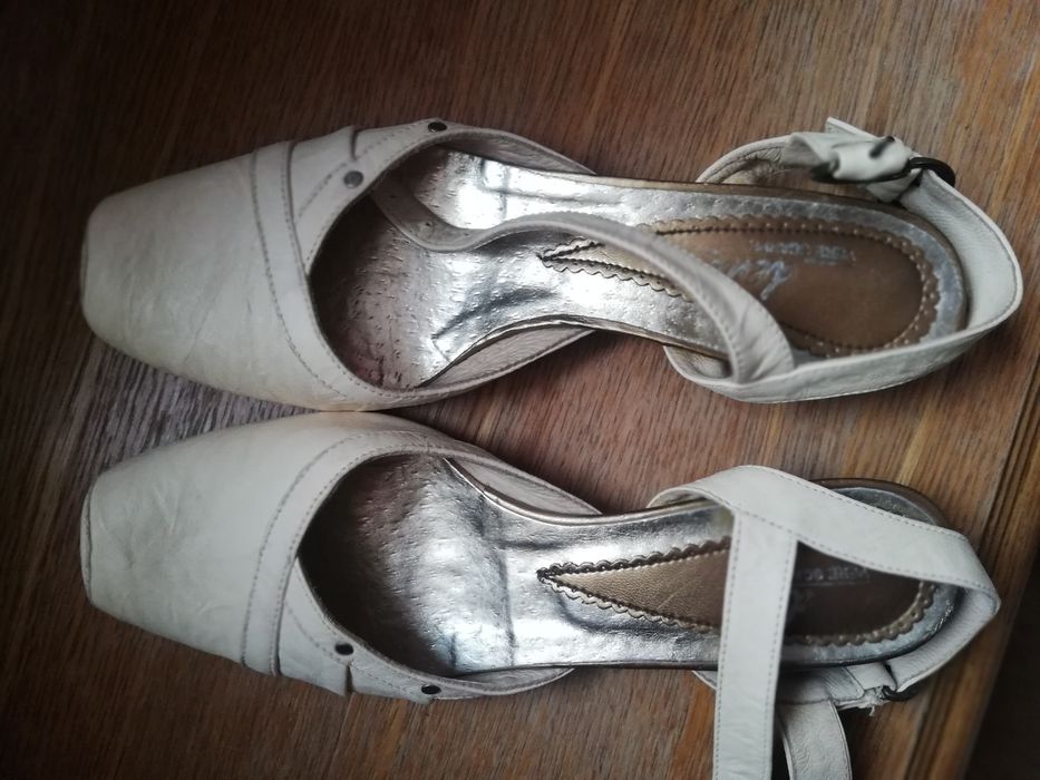 Buty. Skórzane  bezowe
