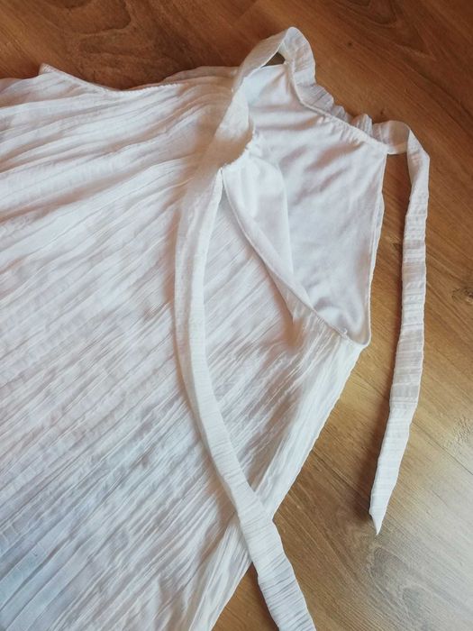 Biała bluzka z zabudowanym dekoltem, wiązana na szyi