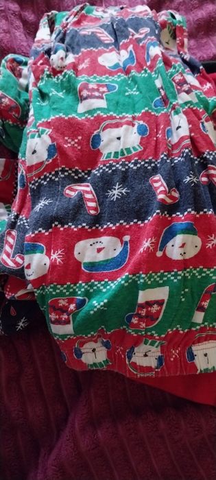 Різні сімейні новорічні піжами