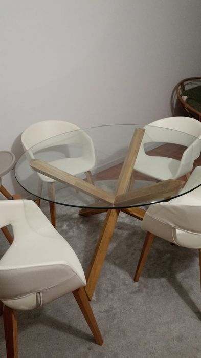 Mesa redonda com tampo de vidro