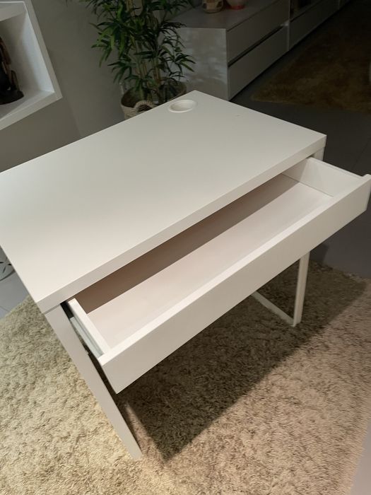 Secretaria com cadeira