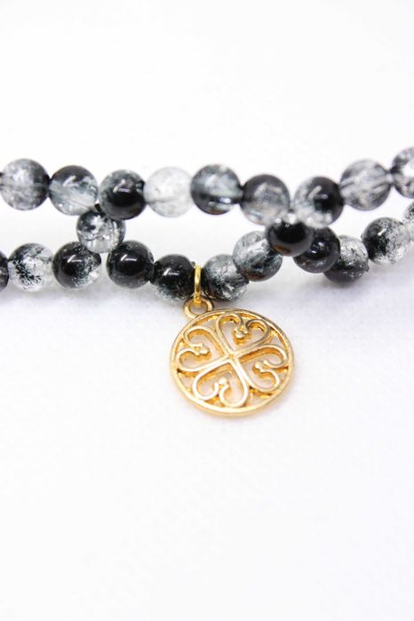 Elegancki naszyjnik typu choker z akrylowymi koralikami i zawieszką